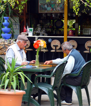 Mannen spelen backgammon